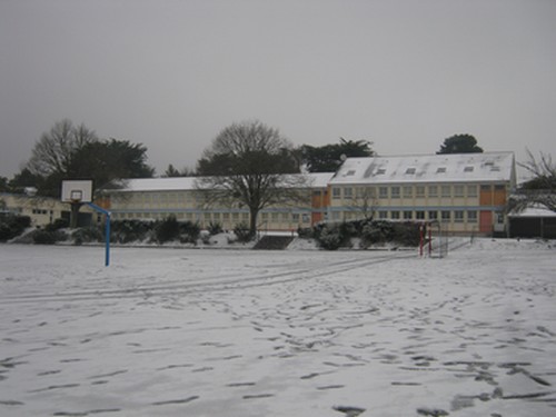 http://collegestjolaroche.free.fr/bibliotheque/NEIGEphoto%20030.jpg