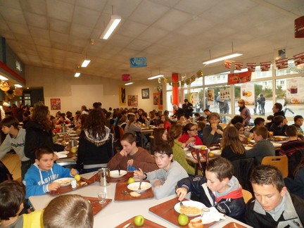 http://collegestjolaroche.free.fr/bibliotheque/SAMIIIIIII_0117.JPG