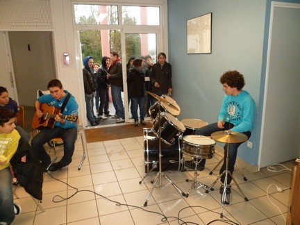 http://collegestjolaroche.free.fr/bibliotheque/SAMaaaaaaaaaaaaa_0121.JPG