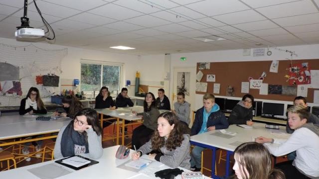 http://collegestjolaroche.free.fr/bibliotheque/la-roche-bernard-trente-cinq-professionnels-au-forum-du-college.jpg
